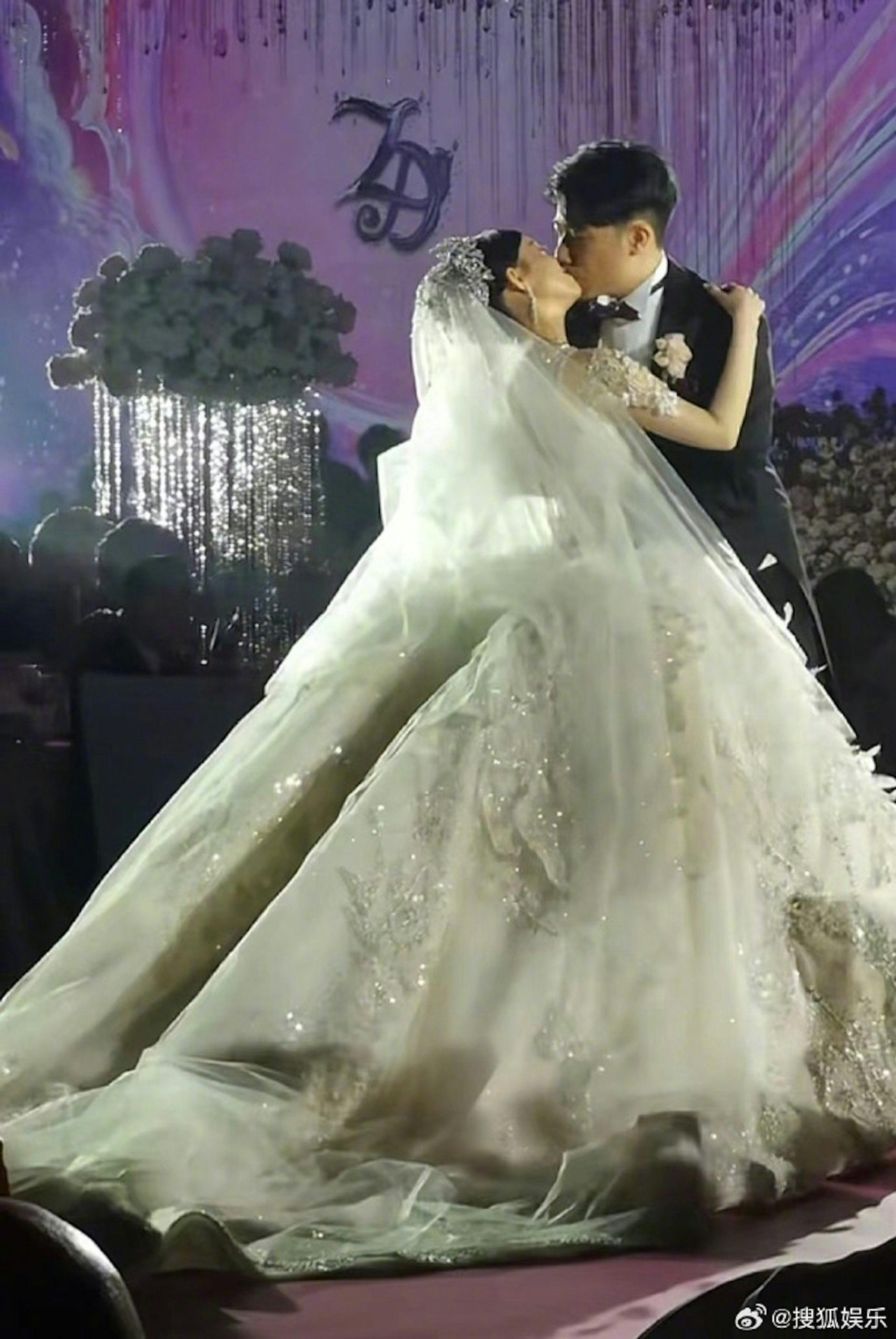 丁佳敏與周力源結婚場面浩大。(圖/翻攝自微博@搜狐娛樂)