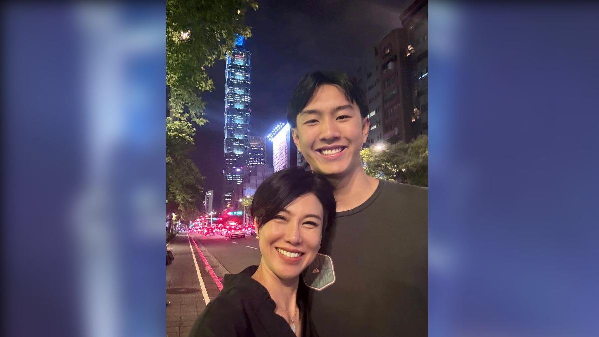 徐曉晰與兒子同框。(圖/翻攝自徐曉晰臉書)