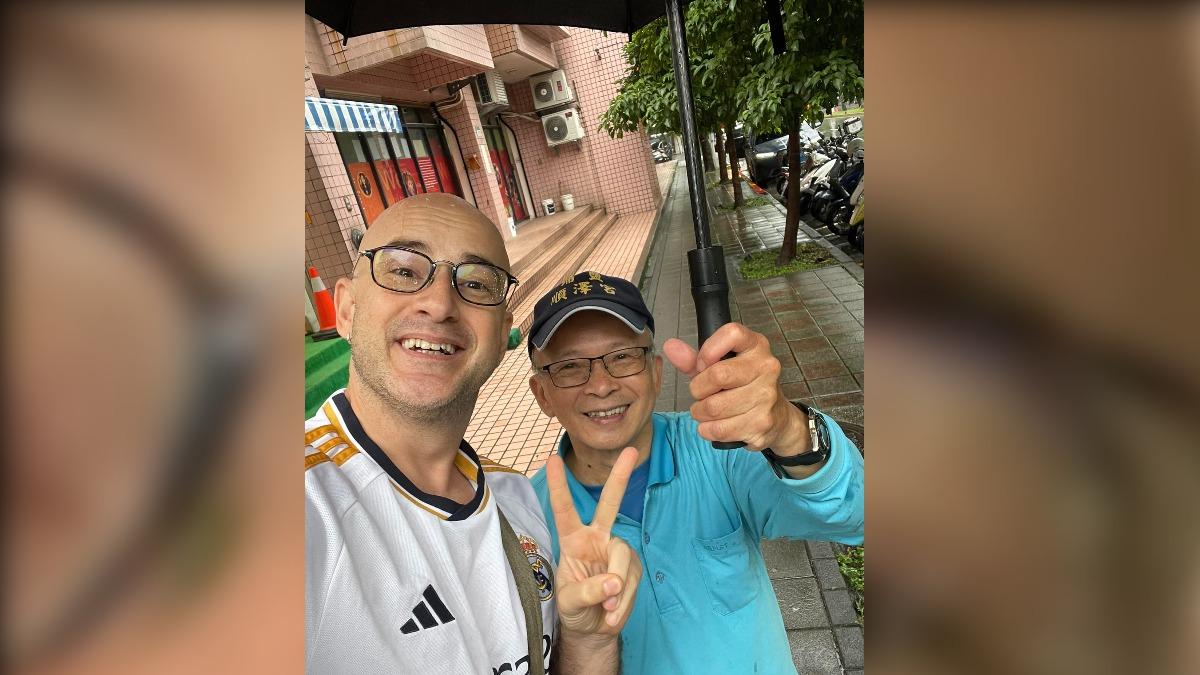 吳鳳下雨天遇「台灣路人暖舉」！感動讚：台灣有2東西不休息