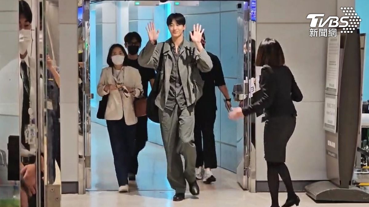 邊佑錫一現身就跟守候在關內的粉絲、媒體打招呼。（圖／TVBS）