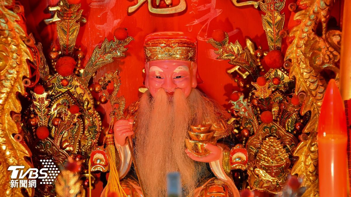 在端午節早上7-9點可以去土地公廟拜拜祈求財運。(示意圖/shutterstock達志影像)