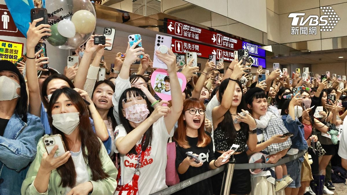 現場有超過千名粉絲為邊佑錫接機。(圖/黃城碩攝)
