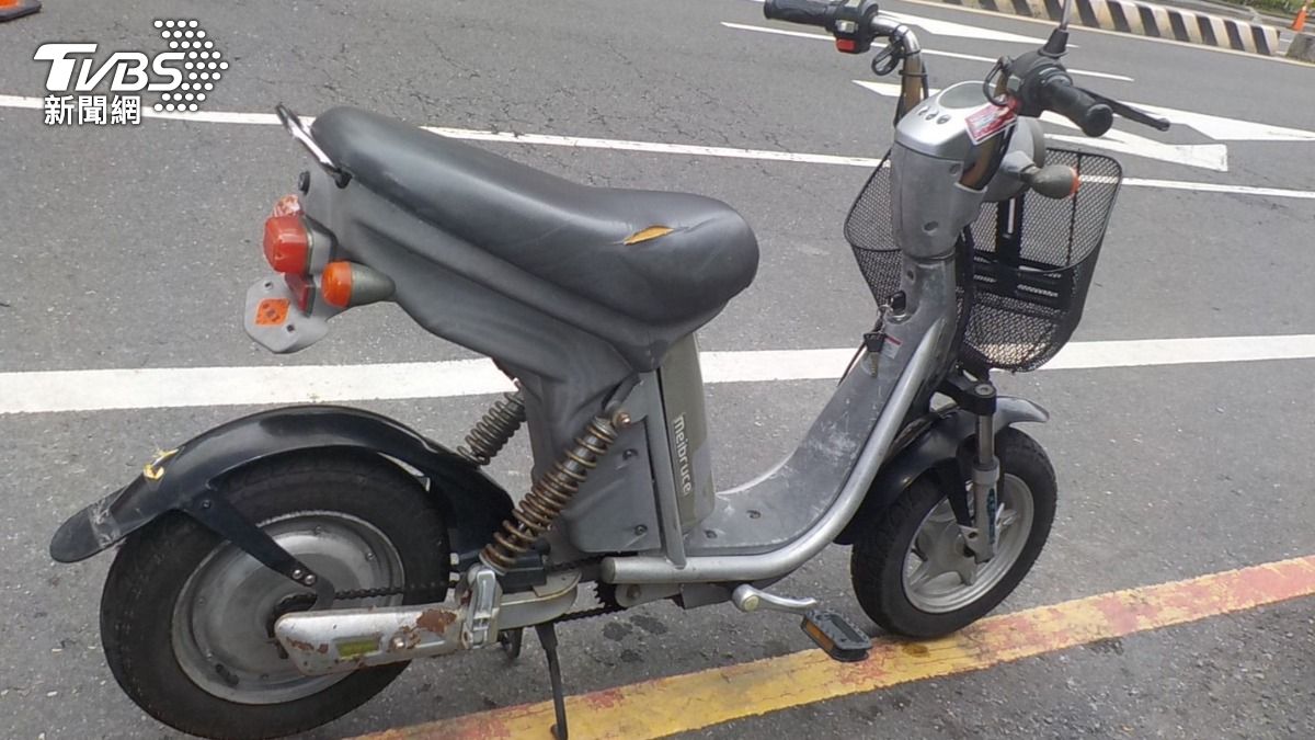 80歲的婦人騎著電動車行經西門路新光三越百貨前,遭到一輛大貨車追撞。(圖/TVBS)