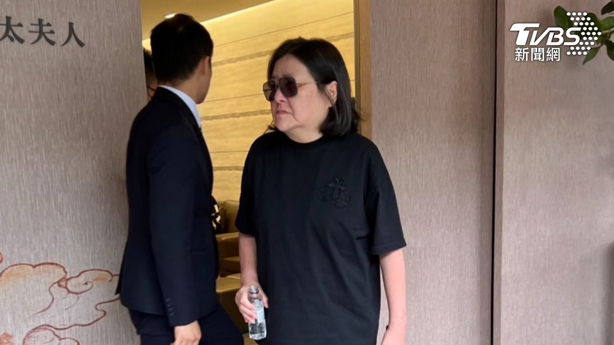 邱瓈寬操辦母親後事。(圖/羅子欣攝)
