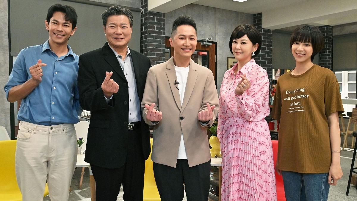 孫綻（左起）、陳文山、郭于中、方馨、蔡祥演出《追分成功 起家》結束大合照。（圖／台視提供）