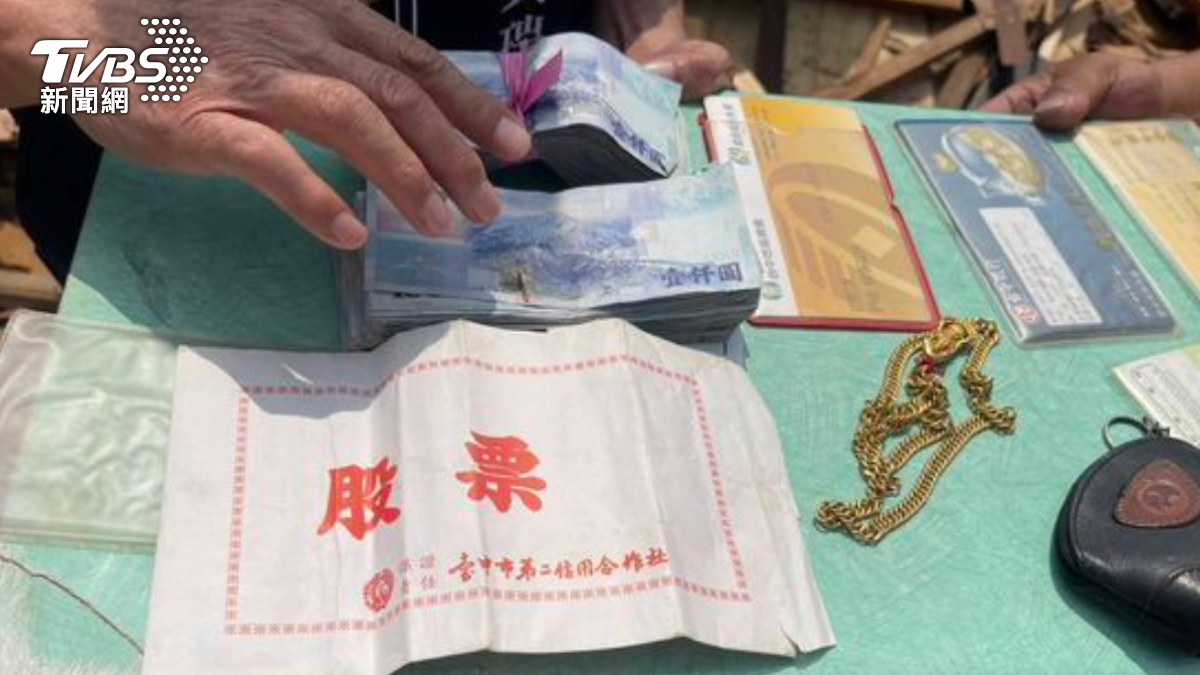 拆衣櫃掉「45萬鈔票、金項鍊」 失主尋回喊:母親珍貴遺物