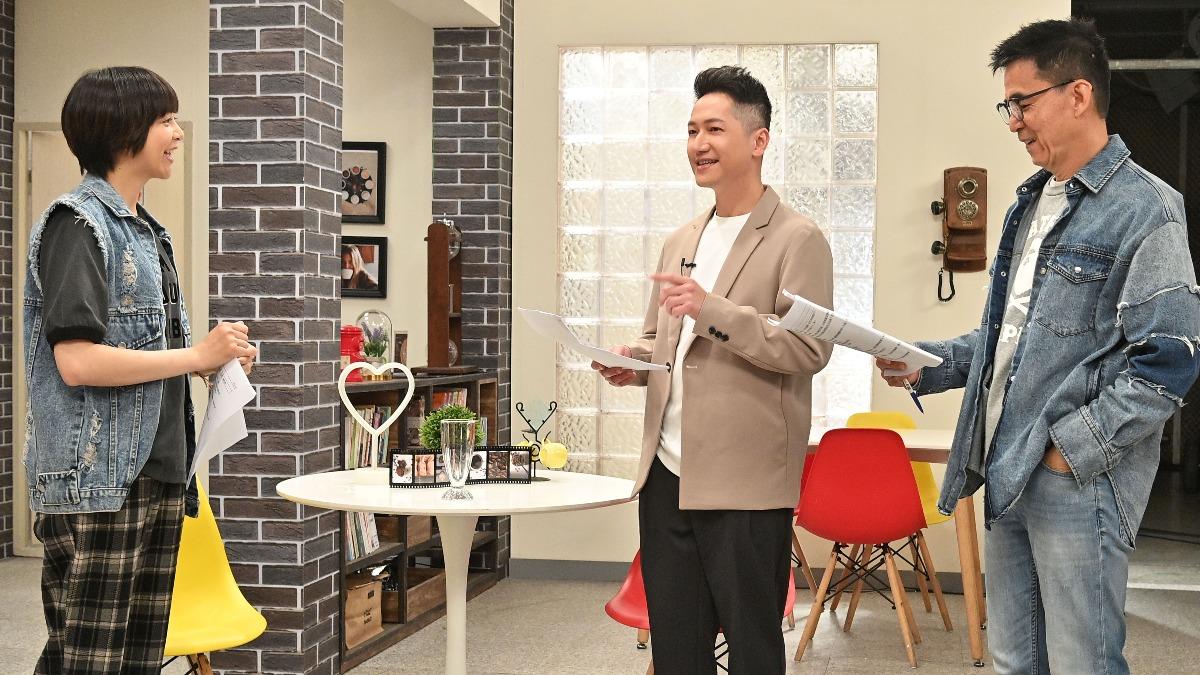 郭于中(中)認真聽導演指令排戲。(圖/台視提供)