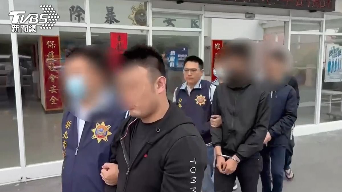 風麒會黃姓會長與10幫眾被警方移送法辦。（圖／TVBS）