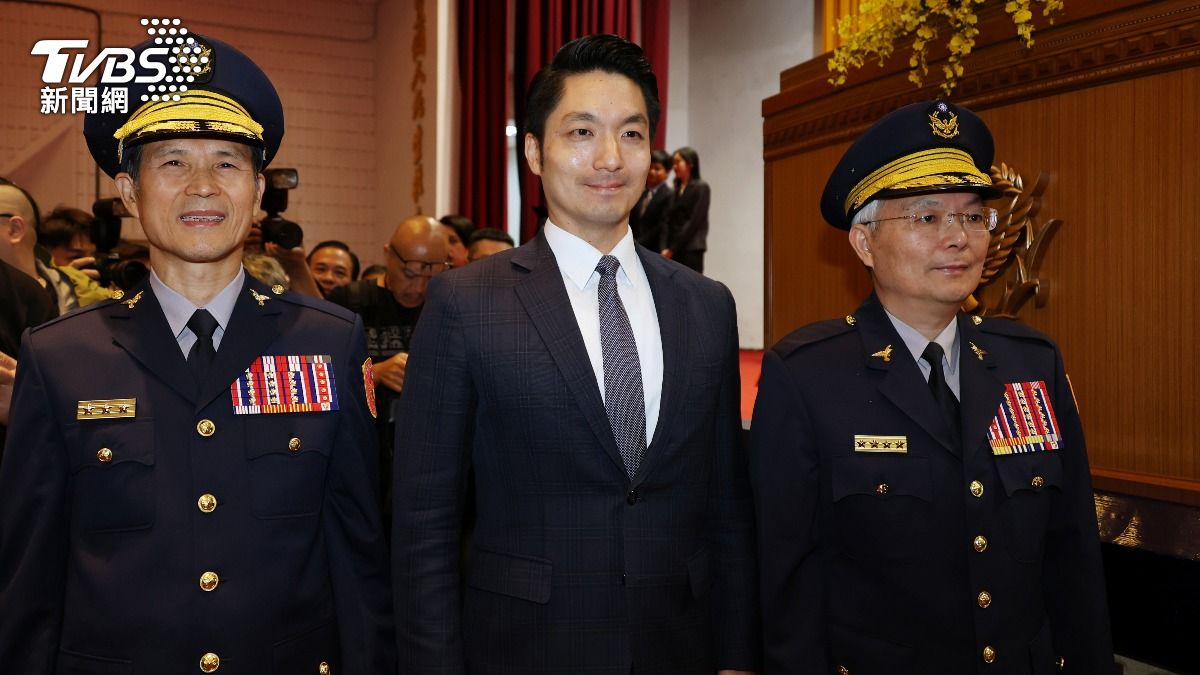 新任台北市警局長李西河與市長蔣萬安、警政署長張榮興合影。(圖/葉志明攝)