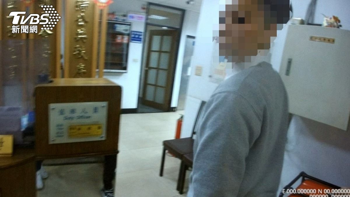 警方逮捕顏姓女車手(右),經查她還身揹9條通緝罪。(圖/TVBS)