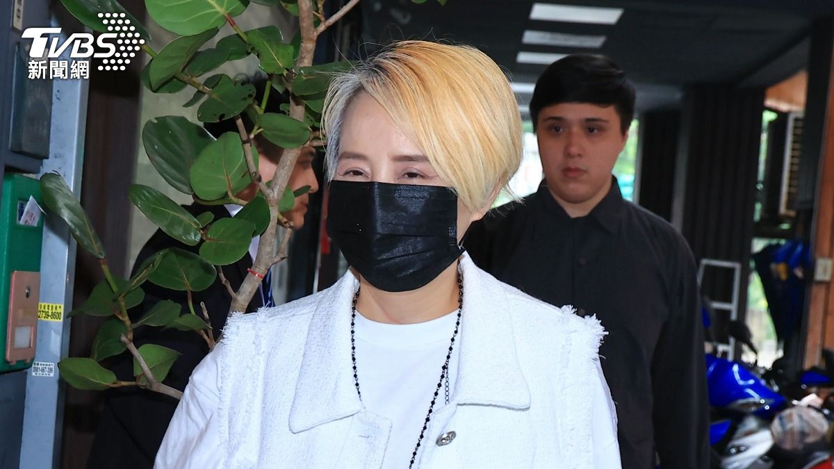 李明依現身靈堂！淚嘆邱瓈寬「瘦很多」　哽咽：要撐住