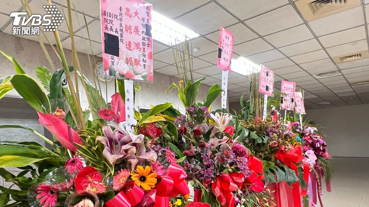 嫌犯自費購買花圈放在家中拍照PO網炫耀。(圖/TVBS)