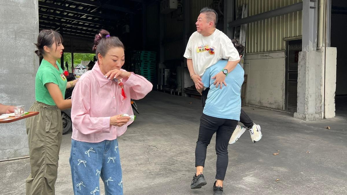 董至成被扛起,畫面相當爆笑。(圖/民視提供)