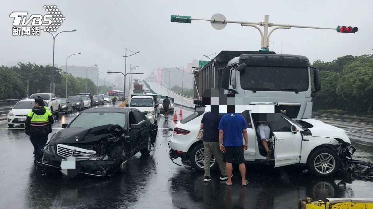 這下賠慘!北市聯結車連撞保時捷、賓士 維修費上看百萬