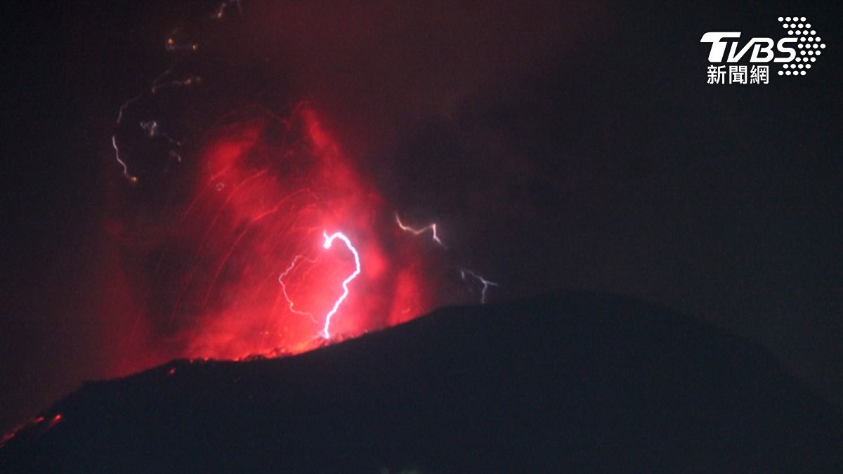 印尼伊布火山1天爆發3次!紫閃電、火紅熔岩照亮夜空