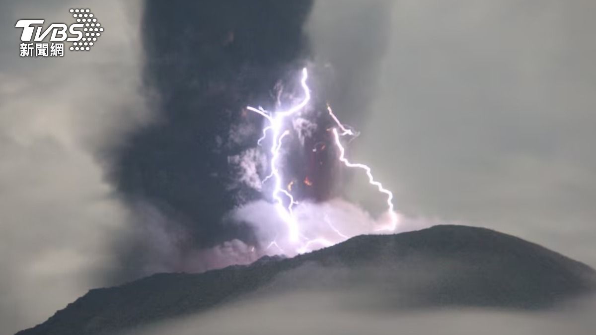 伊布火山首次噴發時間為當地凌晨1時30分,並引發壯觀的火山閃電。(圖/達志影像路透社)