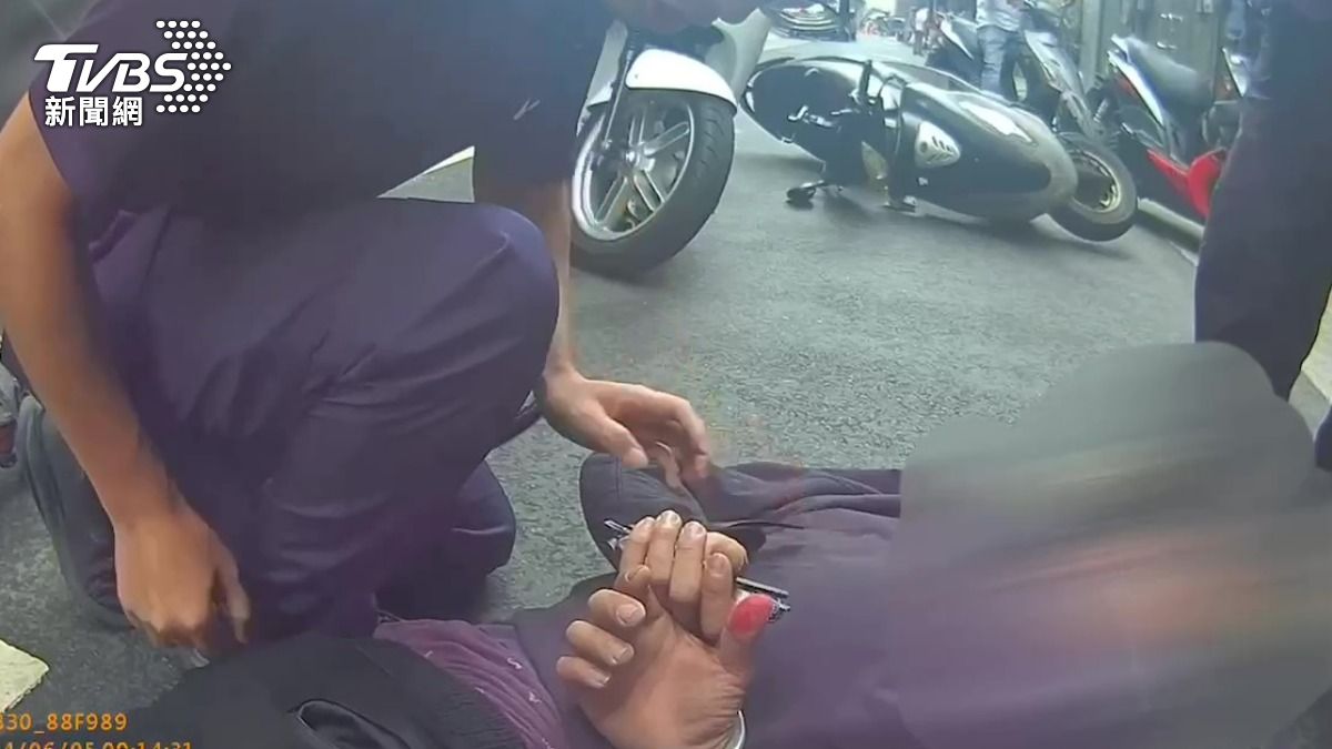 嫌犯被警方壓制上銬。(圖/TVBS)