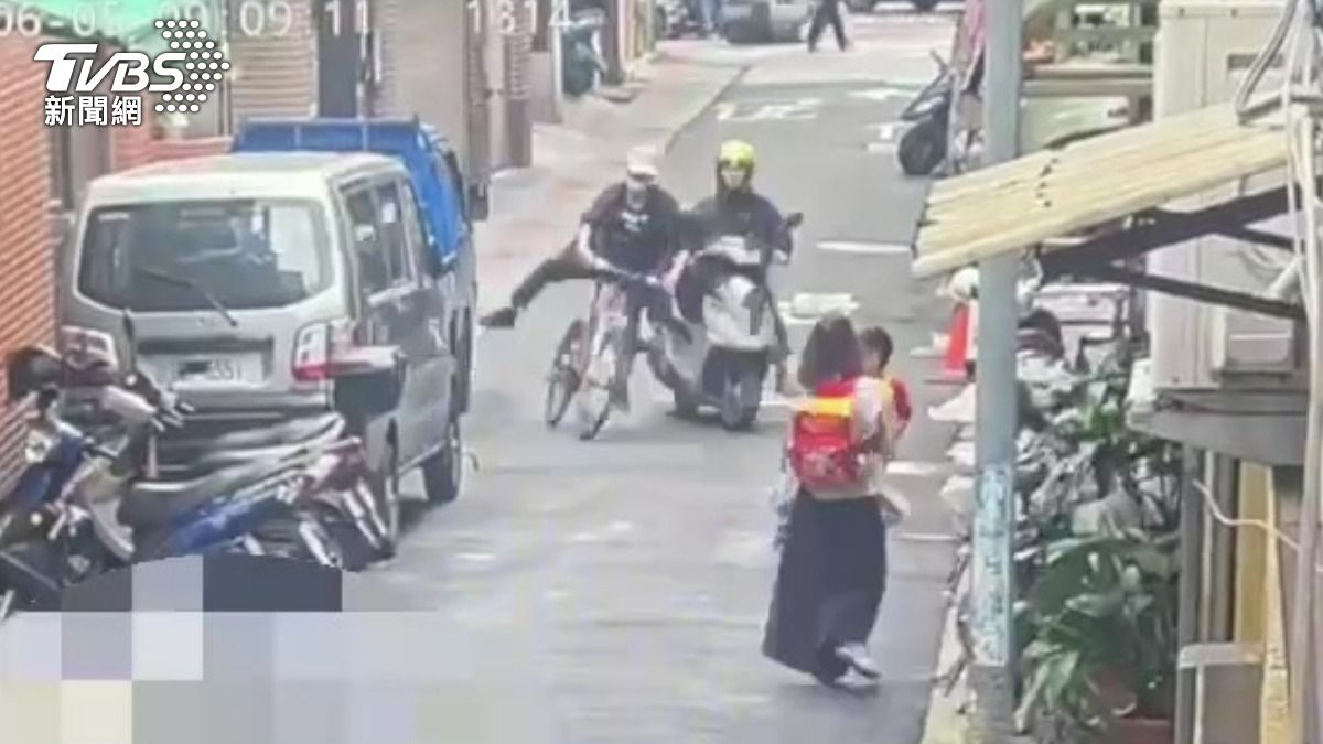 嫌犯騎腳踏車衝撞女警試圖逃逸。(圖/TVBS)
