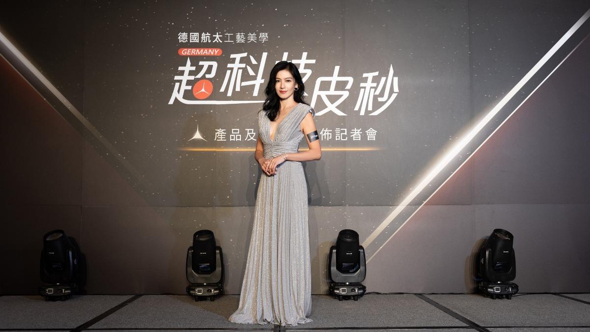 48歲林熙蕾身材超頂!低胸禮服辣曬「渾圓雪白」 尪放閃喊辣媽