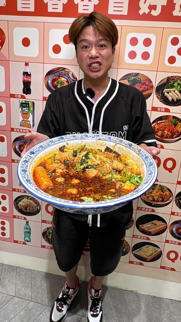 李易將吃過的美食拍成影片分享，頻道吸引一票粉絲追隨。（圖／旺淂窩門娛樂提供）