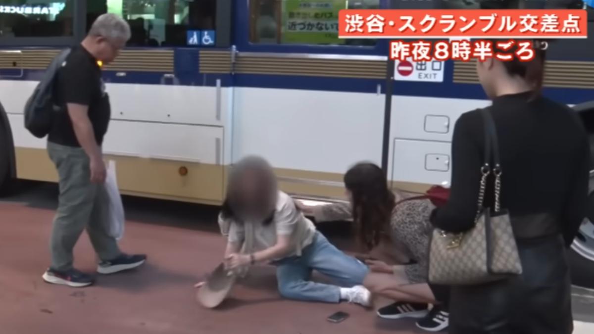 女子被撞後,路人立刻上去關心。(圖/翻攝自富士新聞網)