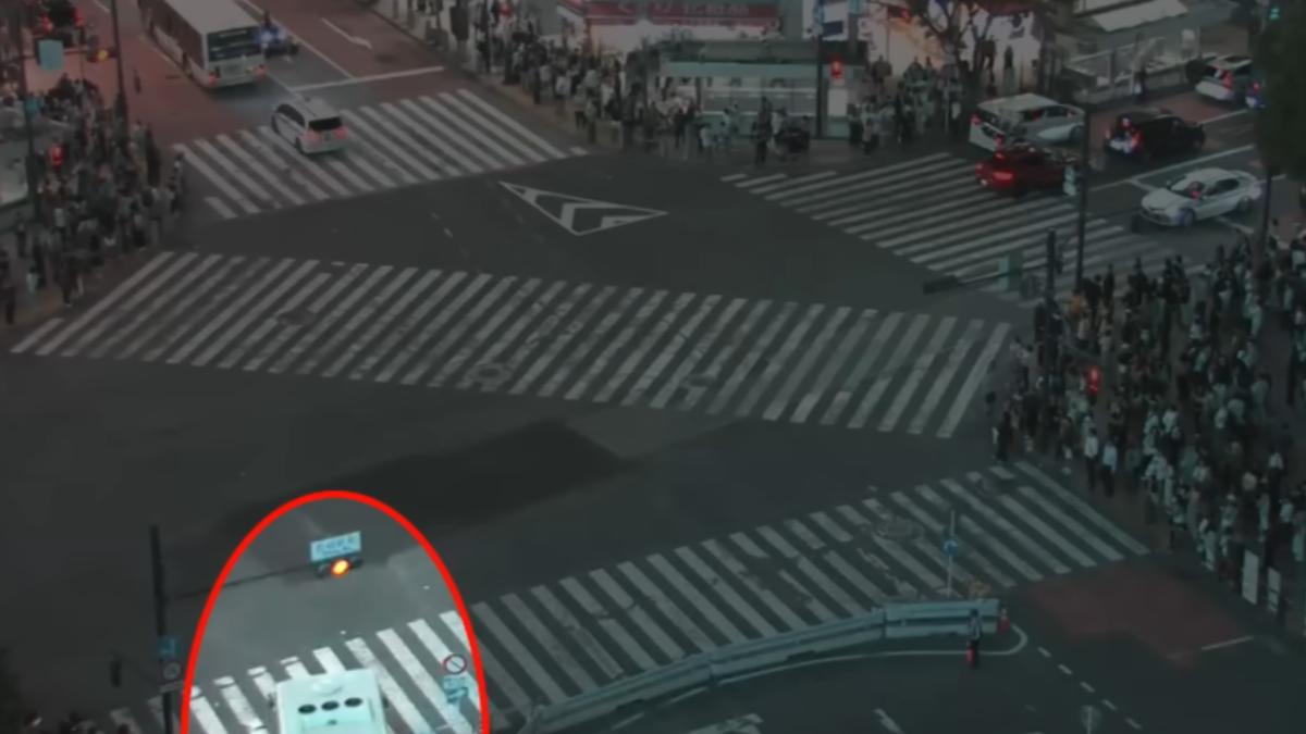 肇事公車在黃燈時繼續行駛。(圖/翻攝自富士新聞網)