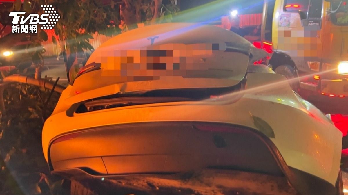 友人不治！特斯拉撞護欄衝破國道1死2傷　駕駛曝：沒開輔助