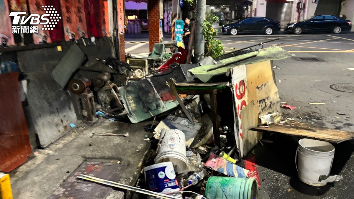 騎樓下店家招牌與盆栽皆被撞毀,地面一片狼藉。(圖/TVBS)