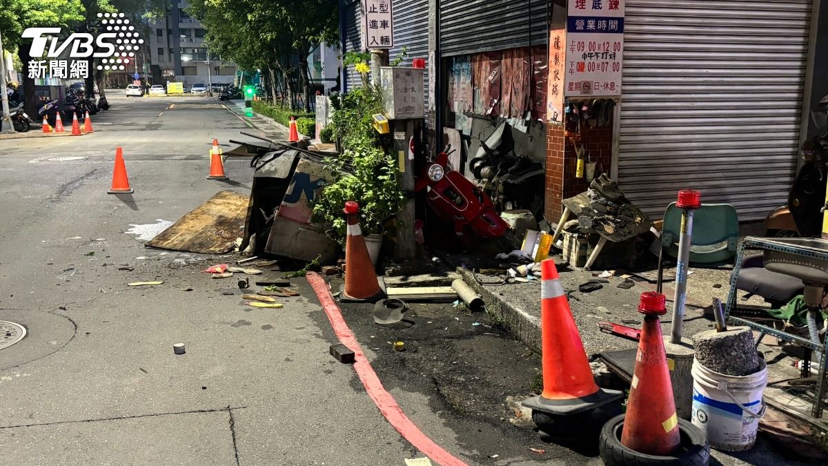 騎樓下店家招牌與盆栽皆被撞毀,地面一片狼藉。(圖/TVBS)