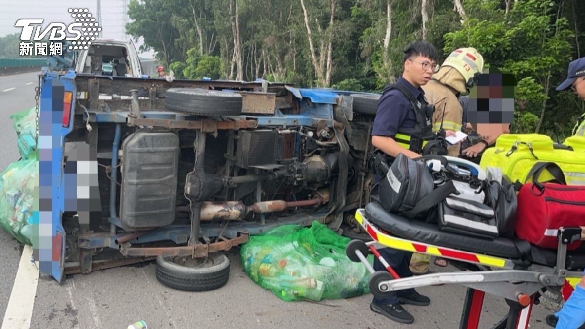 快訊／歸仁小貨車翻覆！75歲翁爬出駕駛座　幸好後車斗物品沒灑滿路
