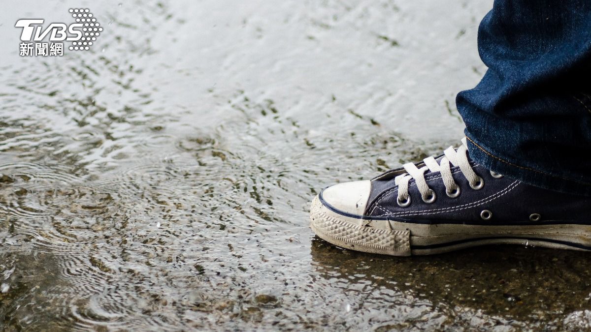下雨天鞋子濕掉，達人教1招隔天照樣清爽。（示意圖／Shutterstock達志影像）