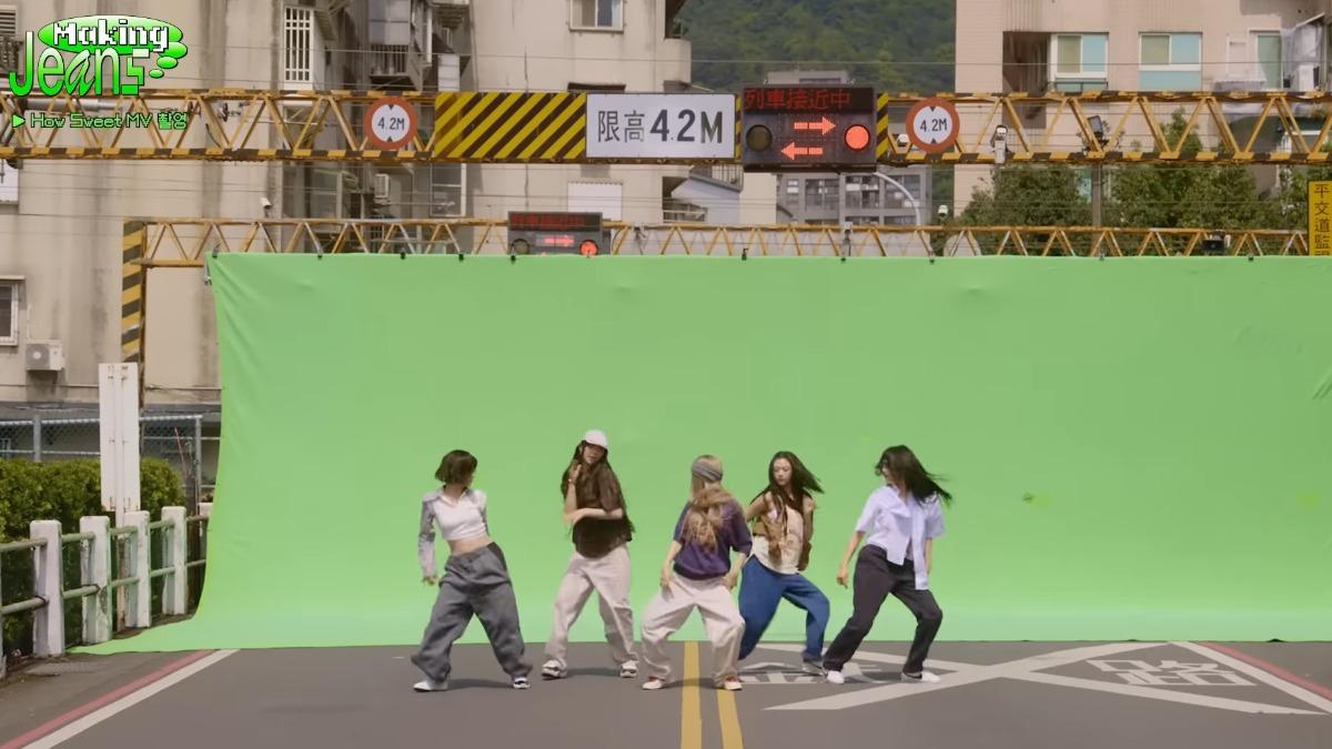NewJeans新MV花絮公開! 平交道用「綠幕」拍