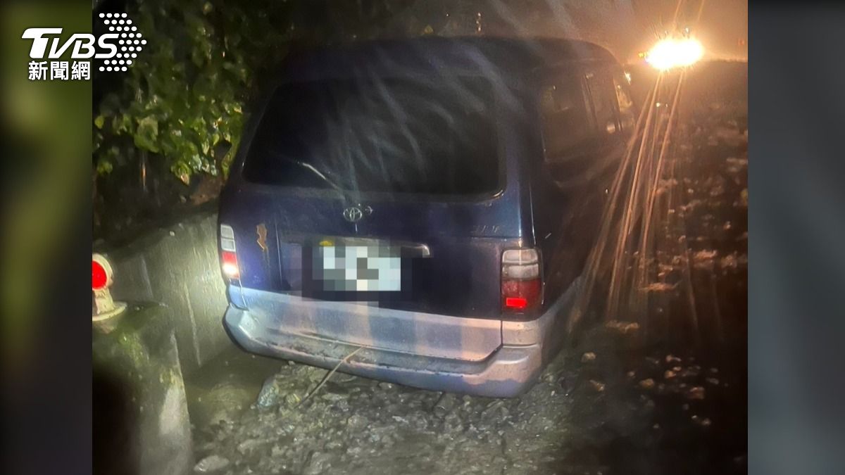 蘇花公路又塌!土石流淹半個輪胎高2人受困 今緊急搶通
