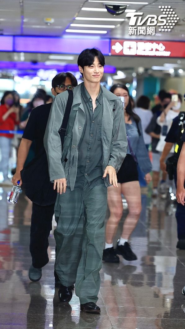 實際上邊佑錫腿太長,橫拍的圖片幾乎難以拍下他的全身。(圖/黃城碩攝)
