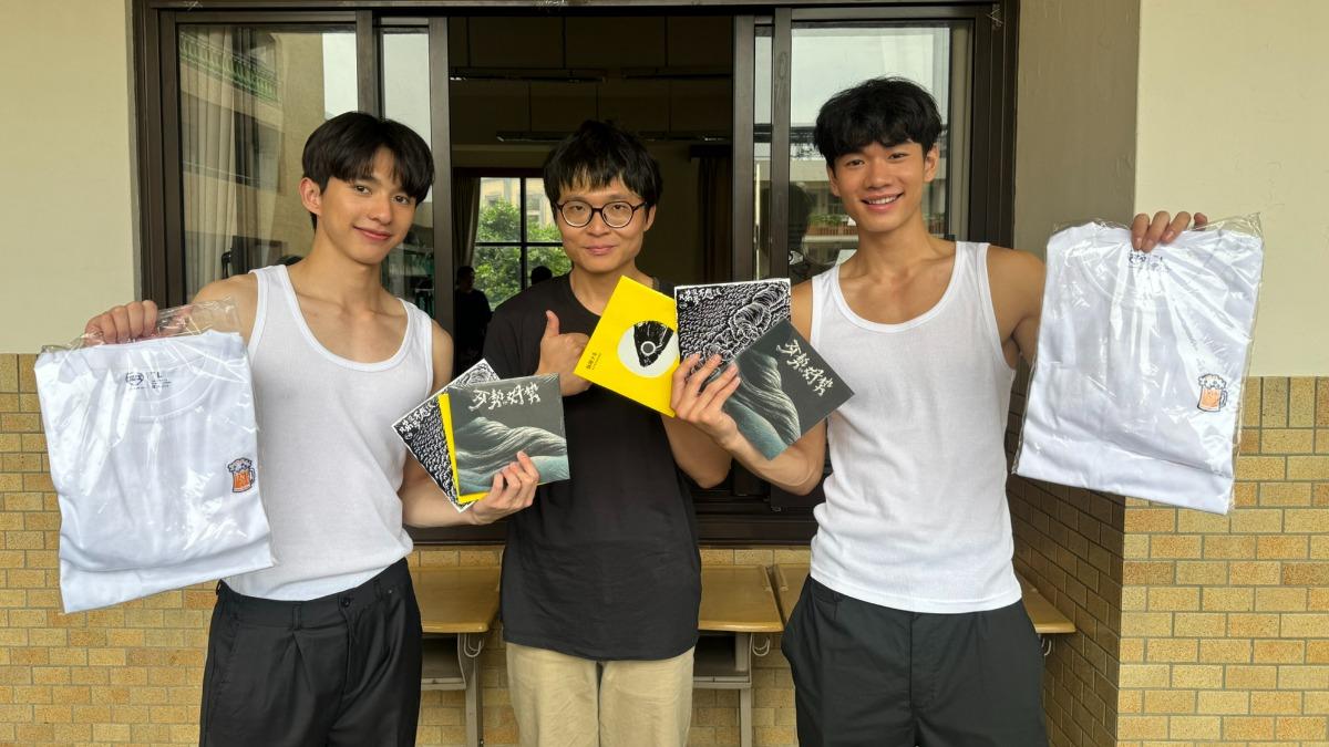 拍謝少年上演校園禁忌！3人行又男男激吻　認了「探索愛」