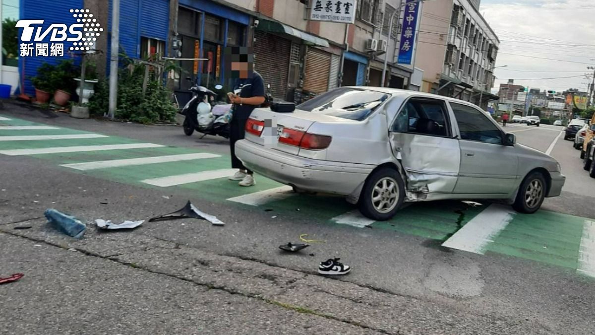 汽、機車發生碰撞。(圖/TVBS)