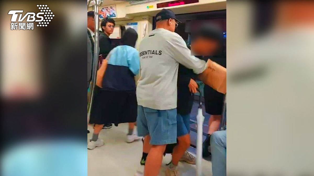 1名男乘客因為不明原因情緒激動，還追著1名女性乘客跑。（圖／讀者獨家提供）