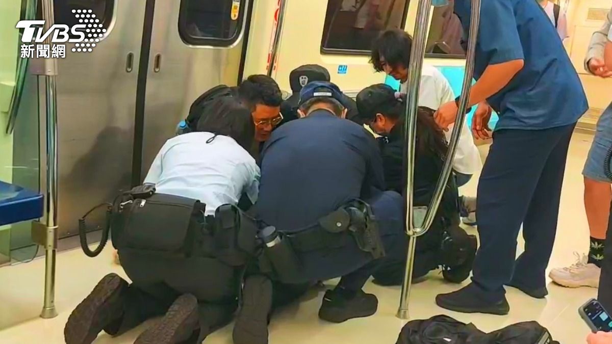 警方與車站保全衝入車廂將黑衣男壓制在地。(圖/TVBS)