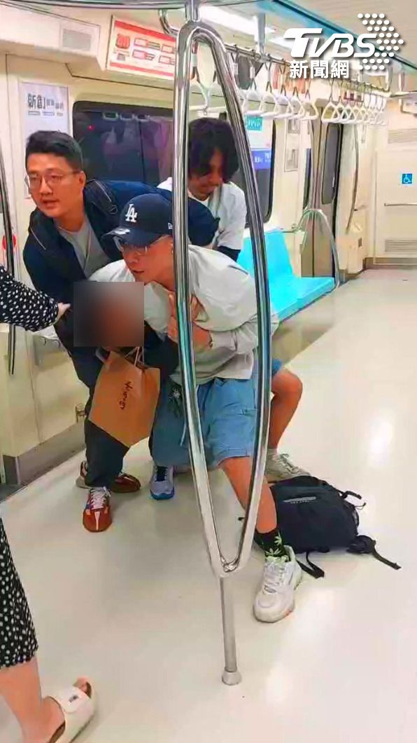 男子在捷運列車失控遭壓制。(圖/讀者獨家提供)