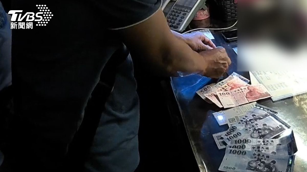 警方將按摩油、櫃台現金新臺幣5千多元及監視器等證物查獲。（圖／TVBS）