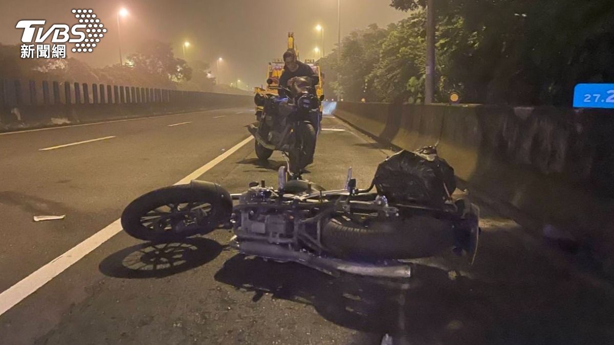 機車自撞後車上兩人噴飛重摔在地,後座林姓少女當場失去呼吸心跳。(圖/TVBS)