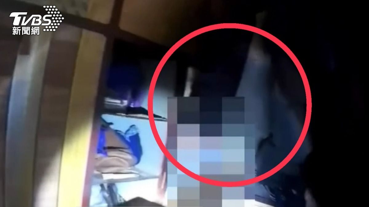 陳男躲在衣櫃被狼狽揪出。(圖/TVBS)