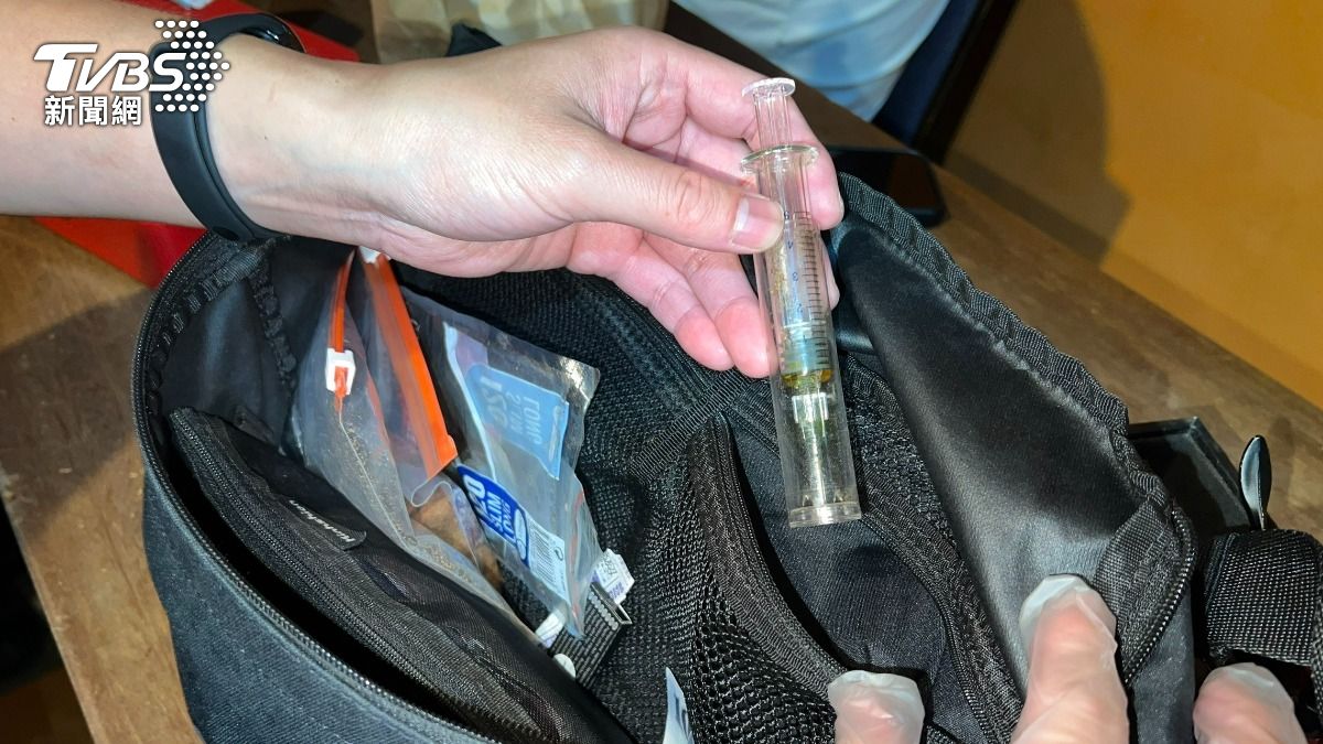 警方在德國男仔包包內查獲大麻、搖頭丸等毒品。（圖／TVBS）