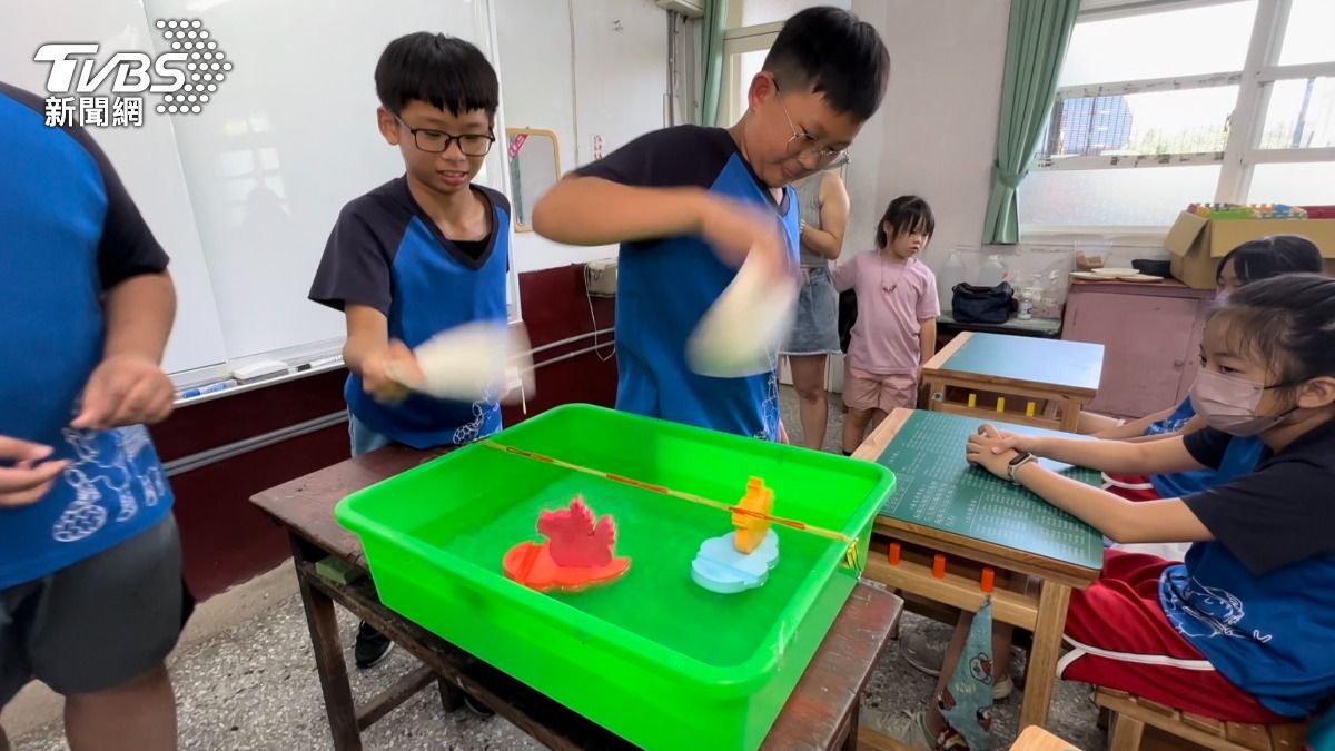 地墊廢材慶端午 搧龍舟包肉粽 學生直呼太有趣
