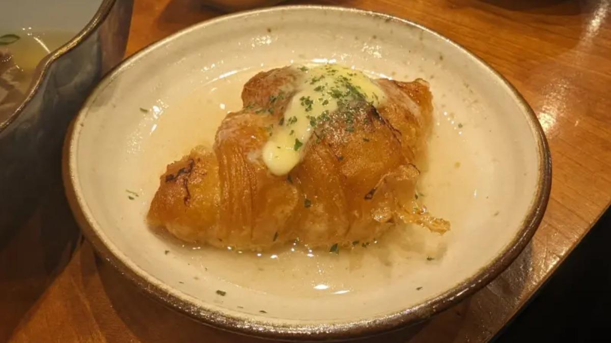 扁可頌不紅了?日本新吃法「可頌關東煮」 一秒逼瘋法國人