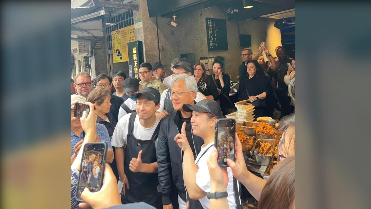 黃仁勳所到之處總是吸引大批人潮包圍。(圖/翻攝自 FB)