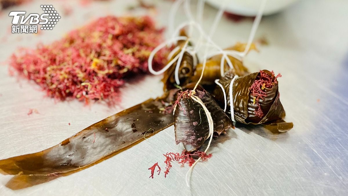 屏東海生館飄粽香!飼育員特製「海藻粽」 魚兒搶食畫面曝光