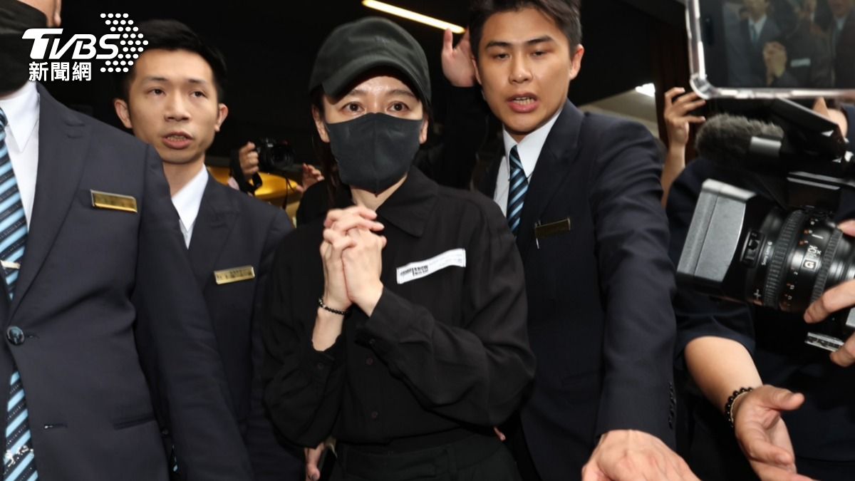 徐若瑄赴靈堂悼念邱瓈寬母親　待1小時門口擁抱告別