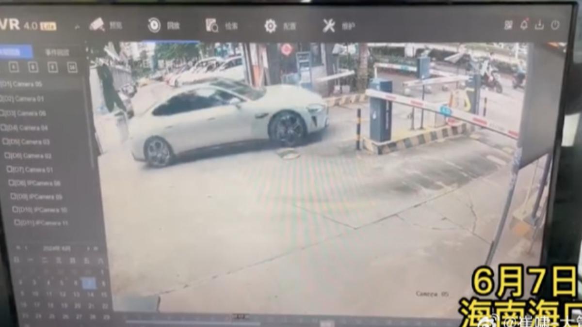 監視器畫面拍到小米電動車失控。（圖／翻攝weibo）