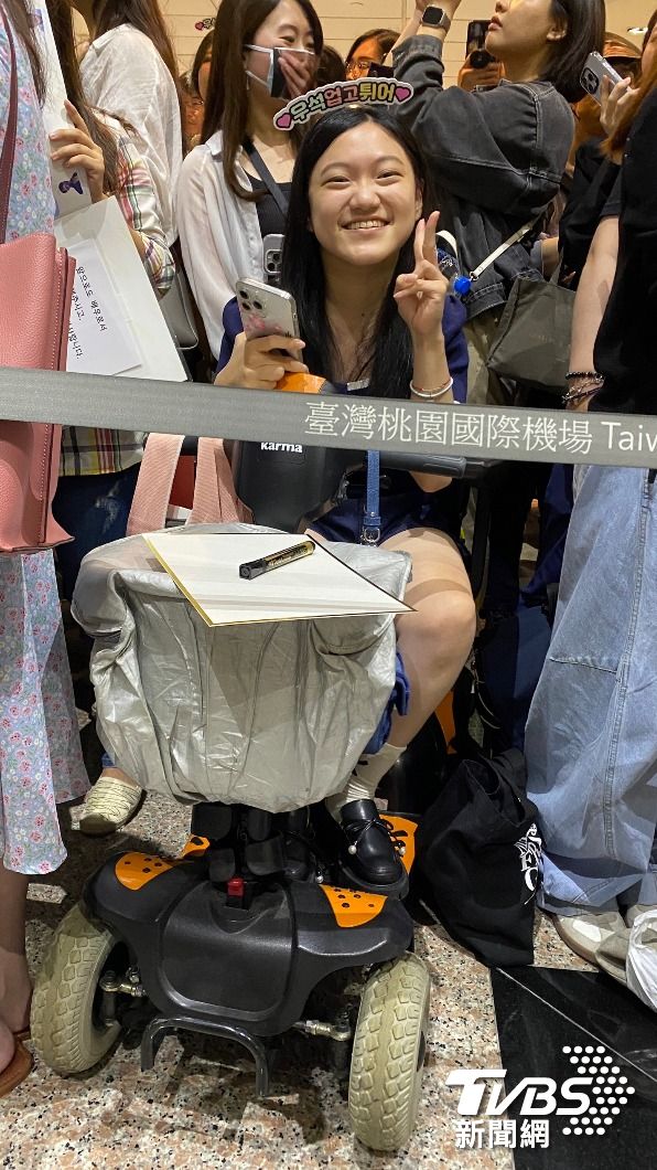一位27歲的女粉絲雖然行動不方便,昨天仍想辦法來幫邊佑錫接機。(圖/林坤緯攝)